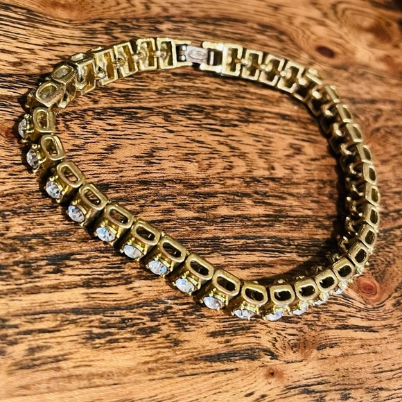 Classic Vintage AVON tennis bracelet. - Picture 5 of 12